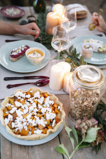 Nahaufnahme eines Paares bei einer romantischen Mahlzeit bei Kerzenschein im Freien - ALBF00726