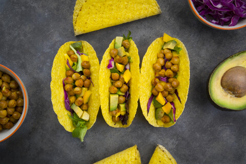 Vegetarische Tacos mit Kurkuma, gerösteten Kichererbsen, Paprika, Avocado, Salat und Rotkohl, lizenzfreies Stockfoto