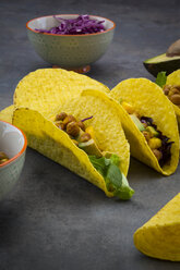 Vegetarische Tacos mit Kurkuma, gerösteten Kichererbsen, Paprika, Avocado, Salat und Rotkohl - LVF07579