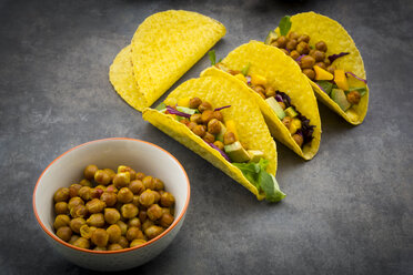 Vegetarische Tacos mit Kurkuma, gerösteten Kichererbsen, Paprika, Avocado, Salat und Rotkohl - LVF07580