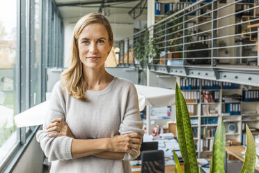 Porträt einer selbstbewussten Frau im Büro - TCF06008