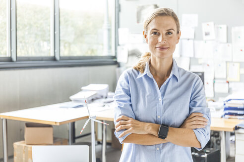 Porträt einer selbstbewussten Frau im Büro - TCF06019