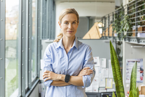 Porträt einer selbstbewussten Frau im Büro - TCF06021