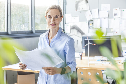 Porträt einer selbstbewussten Frau im Büro - TCF06027