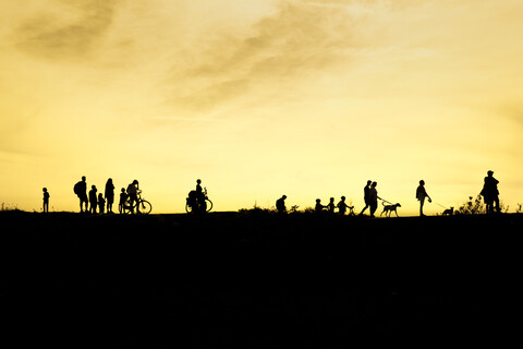 Deutschland, Düsseldorf, Kaiserswerth, Warten auf die Fähre am Abend, Silhouetten von Menschen, lizenzfreies Stockfoto