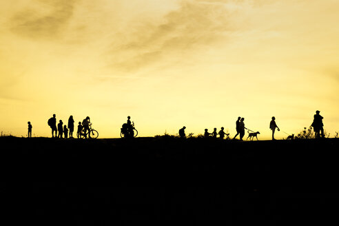 Deutschland, Düsseldorf, Kaiserswerth, Warten auf die Fähre am Abend, Silhouetten von Menschen - SKAF00067