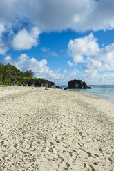 Cookinseln, Rarotonga, Avarua, weißer Sandstrand - RUNF00304