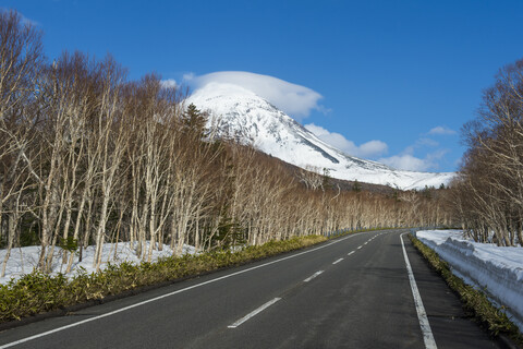 Hokkaido, Shiretoko-Nationalpark, leere Straße, lizenzfreies Stockfoto