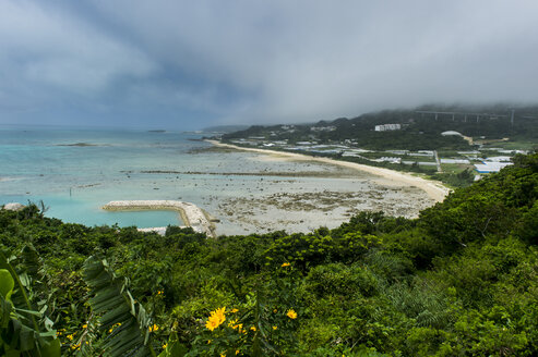 Japan, Okinawa, Überblick über den Strand der heiligen Stätte Sefa Utaki - RUNF00326