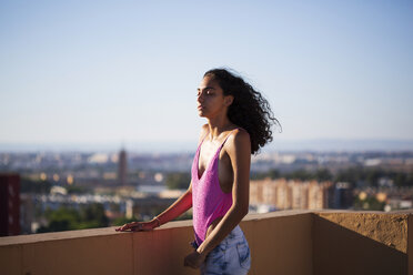 Porträt eines Mädchens im Teenageralter, Augen geschlossen - ERRF00259