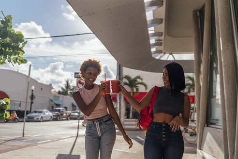 USA, Florida, Miami Beach, zwei glückliche Freundinnen bei einem Softdrink in der Stadt - BOYF01161