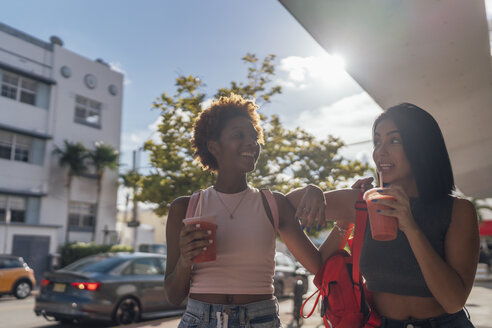 USA, Florida, Miami Beach, zwei glückliche Freundinnen bei einem Softdrink in der Stadt - BOYF01163