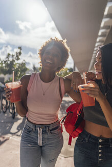 USA, Florida, Miami Beach, zwei glückliche Freundinnen bei einem Softdrink in der Stadt - BOYF01165