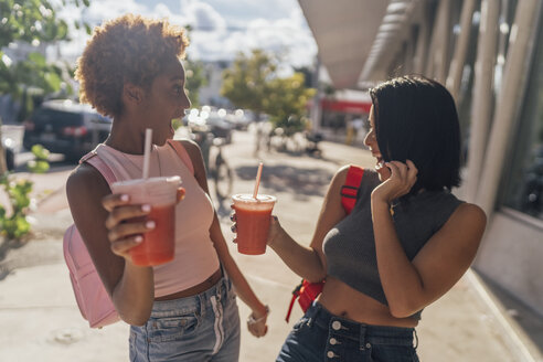 USA, Florida, Miami Beach, zwei sorglose Freundinnen bei einem Softdrink in der Stadt - BOYF01168