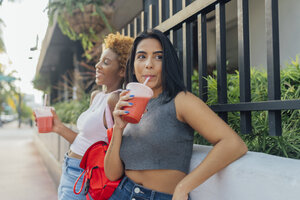 USA, Florida, Miami Beach, zwei Freundinnen bei einem Softdrink in der Stadt - BOYF01179