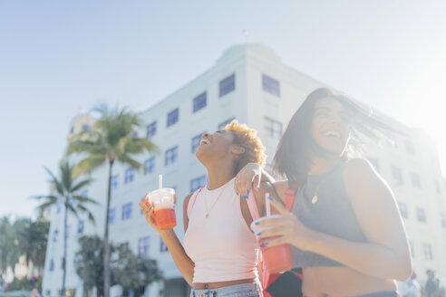 USA, Florida, Miami Beach, zwei glückliche Freundinnen bei einem Softdrink in der Stadt - BOYF01186