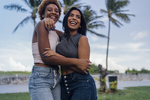 Zwei glückliche Freundinnen umarmen sich in einem Park - BOYF01215