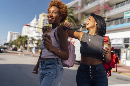 USA, Florida, Miami Beach, zwei glückliche Freundinnen mit Eiswaffeln in der Stadt - BOYF01234