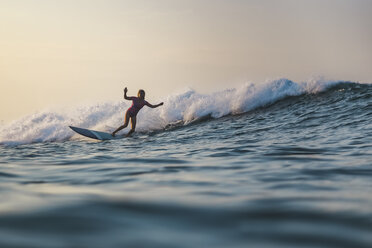 Indonesia, Bali, Batubolong beach, Pregnant woman surfing - KNTF02454
