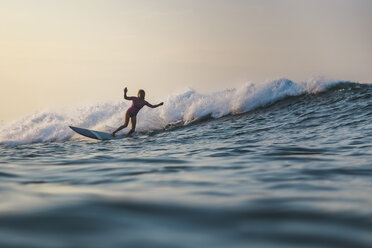 Indonesien, Bali, Batubolong Strand, Schwangere Frau beim Surfen - KNTF02454