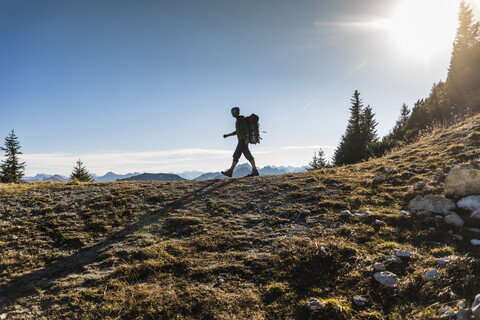 Älterer Mann beim Wandern in den Bergen, lizenzfreies Stockfoto