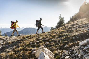 Ehepaar beim Wandern in den österreichischen Bergen - UUF15987