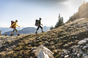 Ehepaar beim Wandern in den österreichischen Bergen - UUF15987