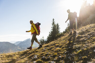 Couple hiking in the Austrian mountains - UUF15989