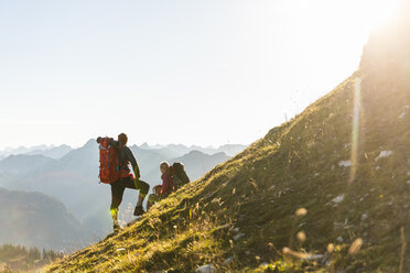 Couple hiking in the Austrian mountains - UUF15990