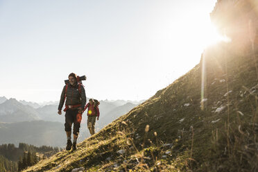 Ehepaar beim Wandern in den österreichischen Bergen - UUF15991