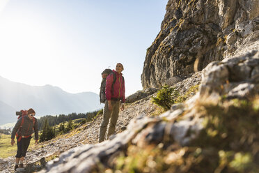 Couple hiking in the Austrian mountains - UUF15993