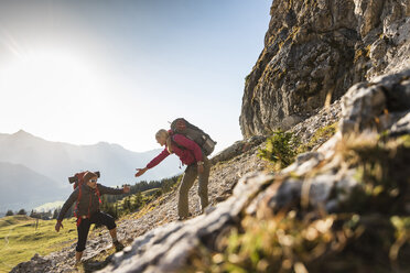 Ehepaar beim Wandern in den österreichischen Bergen - UUF15994