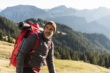 Älterer Mann beim Wandern in den Bergen - UUF15998