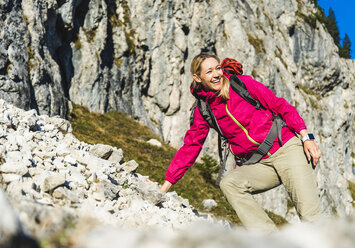 Frau beim Bergwandern in felsigem Terrain - UUF16002