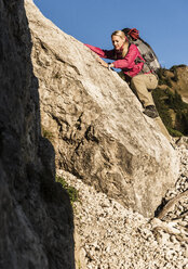 Frau beim Bergwandern in felsigem Terrain - UUF16006