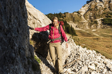 Frau beim Bergwandern in felsigem Terrain - UUF16007