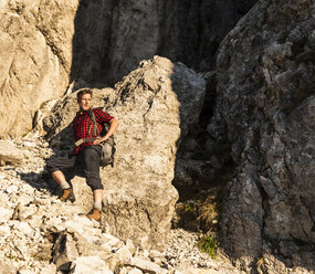 Mature man standing in the mountains, mountaineering in Austria - UUF16010