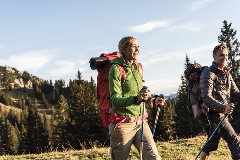 Ehepaar beim Wandern in den österreichischen Bergen - UUF16027