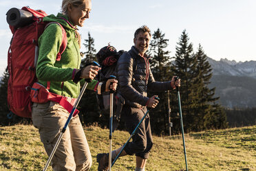 Couple hiking in the Austrian mountains - UUF16028