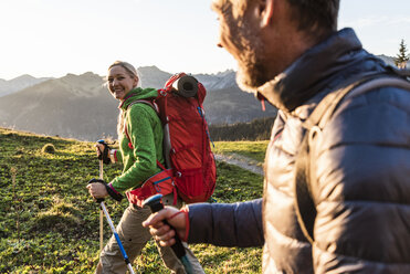 Ehepaar beim Wandern in den österreichischen Bergen - UUF16030