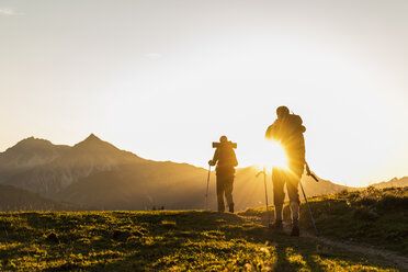 Ehepaar beim Wandern in den österreichischen Bergen - UUF16032