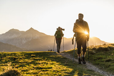 Ehepaar beim Wandern in den österreichischen Bergen - UUF16034