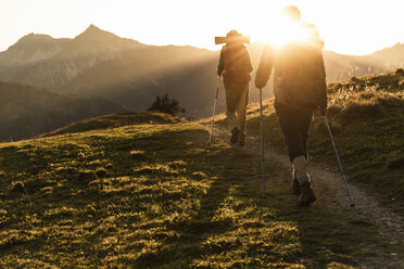 Couple hiking in the Austrian mountains - UUF16035