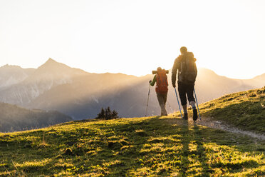 Ehepaar beim Wandern in den österreichischen Bergen - UUF16036