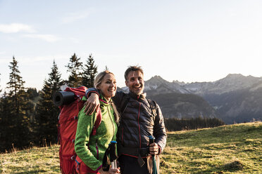 Ehepaar beim Wandern in den österreichischen Bergen - UUF16037