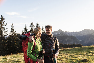 Couple hiking in the Austrian mountains - UUF16038