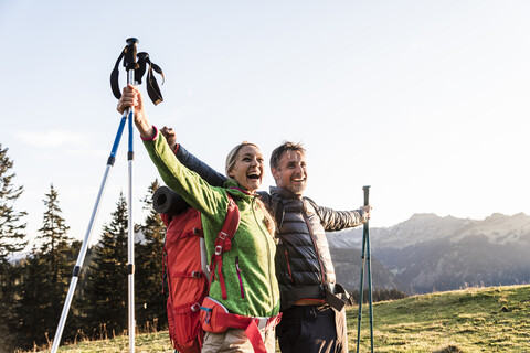 Ehepaar beim Wandern in den österreichischen Bergen, lizenzfreies Stockfoto