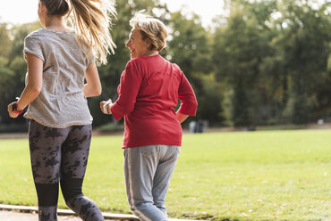 Enkelin und Großmutter haben Spaß, joggen zusammen im Park - UUF16058