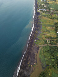 Indonesien, Bali, Keramas, Luftaufnahme von Klotok Strand, Reisfelder - KNTF02464