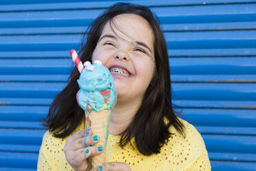 Teenager-Mädchen mit Down-Syndrom genießt ein Eis - ERRF00272